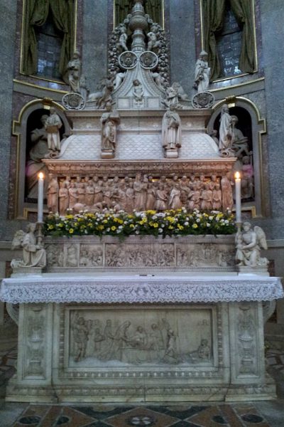 L’Arca di Nicola Pisano e Niccolò dell’Arca, nella basilica di Bologna, che custodisce le reliquie del Santo Padre Domenico
