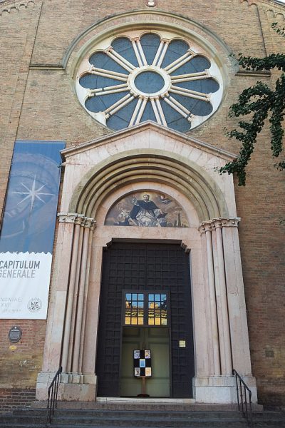 La facciata della basilica di San Domenico di Bologna durante il giubileo domenicano per gli 8oo anni dalla fondazione dell’Ordine