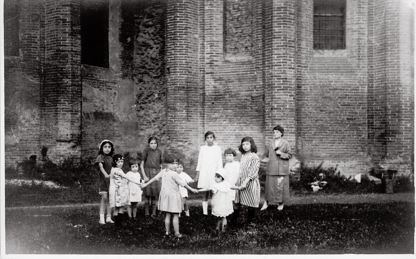 Le bambine venivano riunite dalle absidi della Basilica di San Domenico