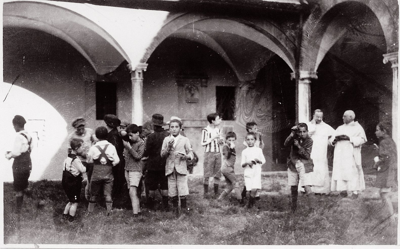 I bambini nel chiostro di San Domenico giocano e fanno merenda